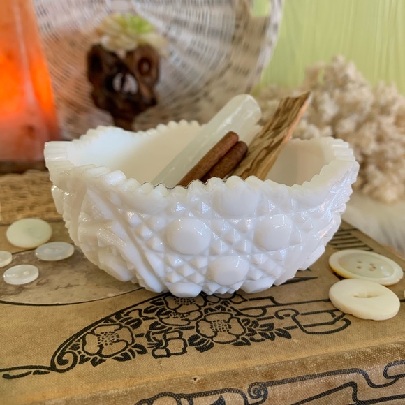Vintage Milk Glass Bowl 🪿 - Picture 2 of 9